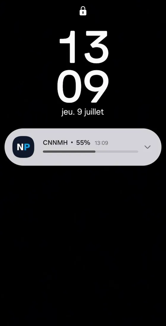 Lock-screen push notification showing flight number, percentage complete, route and remaining time